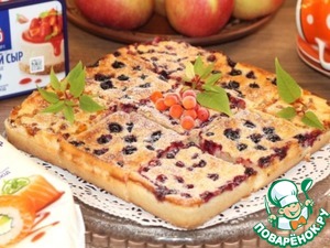 Пирог с кремом и мелкими ягодами Пирог с кремом и мелкими ягодами