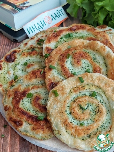 Слоеные лепешки с индейкой и сыром Слоеные лепешки с индейкой и сыром