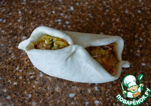 Жареные пирожки с капустой и колбасой