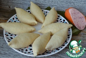 Жареные пирожки с капустой и колбасой