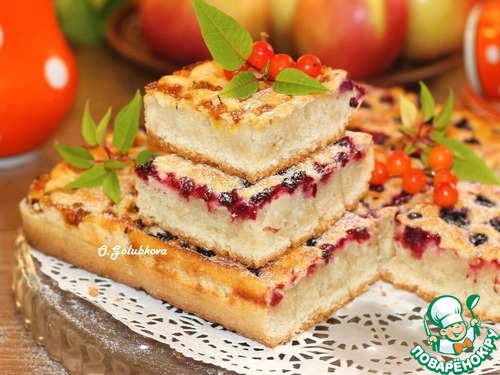 Пирог с кремом и мелкими ягодами Пирог с кремом и мелкими ягодами