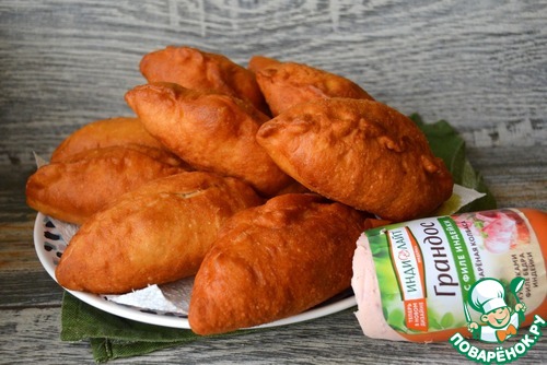 Жареные пирожки с капустой и колбасой