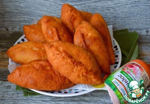 Жареные пирожки с капустой и колбасой