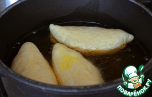 Жареные пирожки с капустой и колбасой