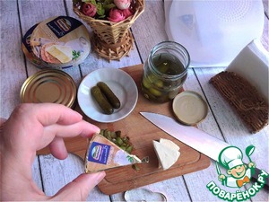 Бутерброд с плавленным сыром и шпротами