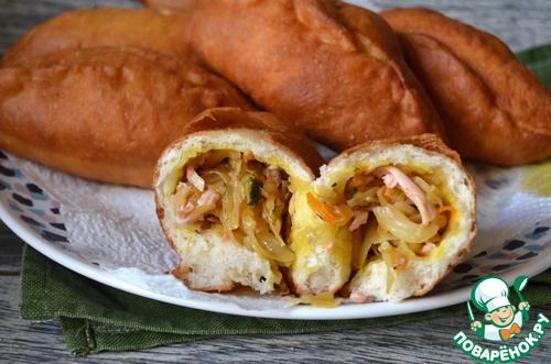 Жареные пирожки с капустой и колбасой