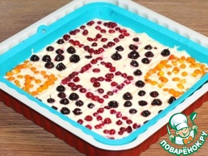 Пирог с кремом и мелкими ягодами Пирог с кремом и мелкими ягодами