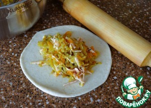 Жареные пирожки с капустой и колбасой