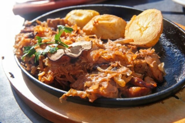 Тушеный картофель с тушенкой и капустой