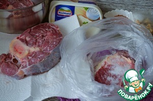 Говяжья голяшка в сливочно-овощном соусе Говяжья голяшка в сливочно-овощном соусе