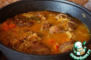 Говяжья голяшка в сливочно-овощном соусе Говяжья голяшка в сливочно-овощном соусе