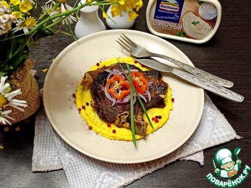 Говяжья корейка с сырным соусом Говяжья корейка с сырным соусом