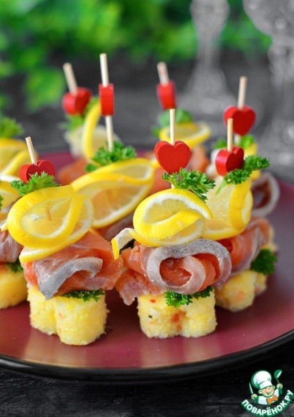 Канапе с лососем на кукукрузной поленте Канапе с лососем на кукукрузной поленте