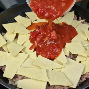 Ленивая лазанья с острым соусом Ленивая лазанья с острым соусом