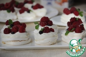 Мини-Павловы с ягодой Мини-Павловы с ягодой