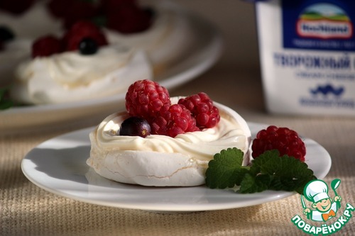 Мини-Павловы с ягодой Мини-Павловы с ягодой