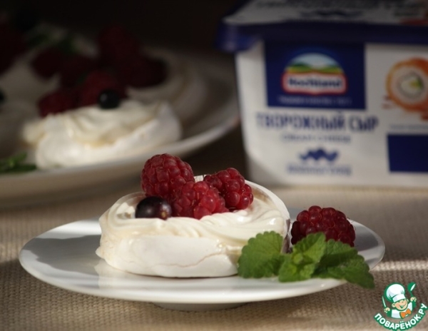 Мини-Павловы с ягодой Мини-Павловы с ягодой