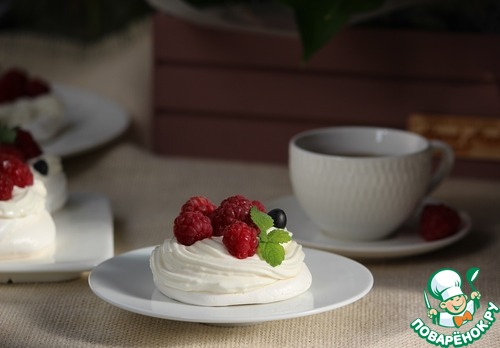 Мини-Павловы с ягодой Мини-Павловы с ягодой