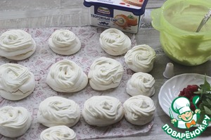 Мини-Павловы с ягодой Мини-Павловы с ягодой