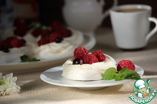 Мини-Павловы с ягодой Мини-Павловы с ягодой