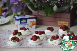 Мини-Павловы с ягодой Мини-Павловы с ягодой