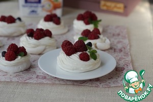 Мини-Павловы с ягодой Мини-Павловы с ягодой