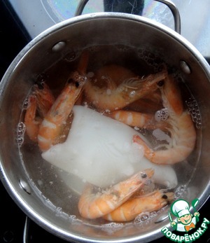 Паста с кальмаром и креветками