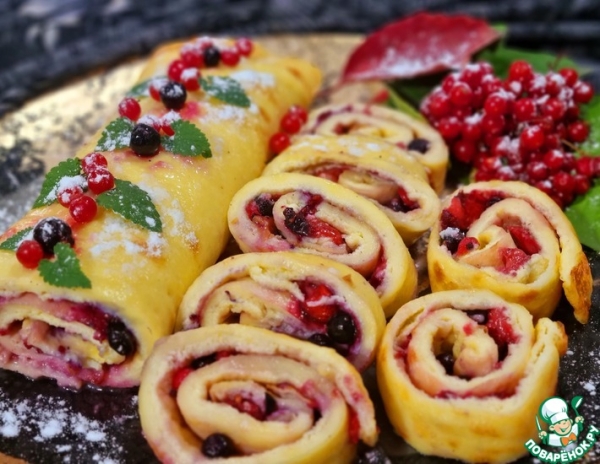 Рулеты из яиц со смородиной и клубникой Рулеты из яиц со смородиной и клубникой