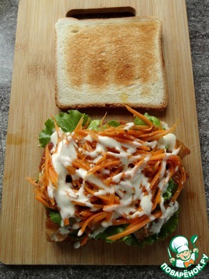 Сэндвич с наггетсами и корейской морковкой