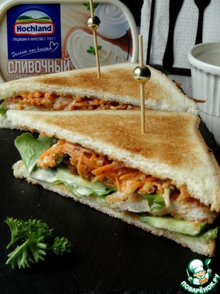 Сэндвич с наггетсами и корейской морковкой