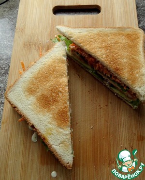 Сэндвич с наггетсами и корейской морковкой