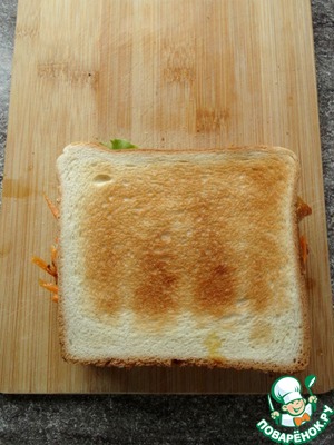 Сэндвич с наггетсами и корейской морковкой