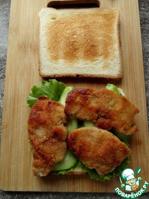 Сэндвич с наггетсами и корейской морковкой