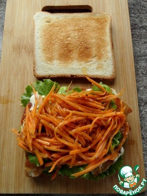 Сэндвич с наггетсами и корейской морковкой
