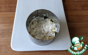 Слоёный салат с лососем и сыром Слоёный салат с лососем и сыром