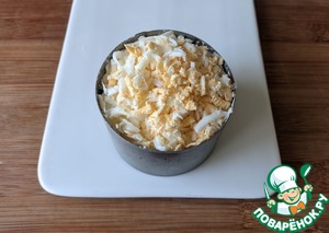 Слоёный салат с лососем и сыром Слоёный салат с лососем и сыром