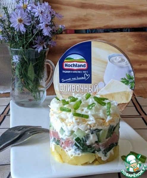Слоёный салат с лососем и сыром Слоёный салат с лососем и сыром