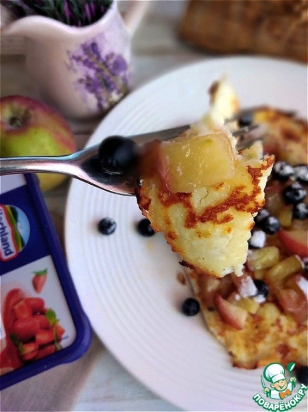 Сырная гренка с карамельными яблоками