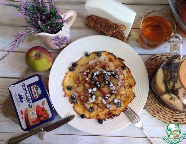 Сырная гренка с карамельными яблоками