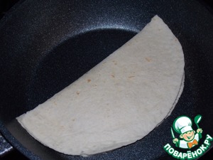 Сытная тортилья с сыром и колбасой Сытная тортилья с сыром и колбасой