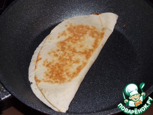 Сытная тортилья с сыром и колбасой Сытная тортилья с сыром и колбасой