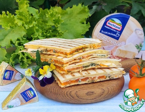 Тортилья с яйцами, сыром и помидорами