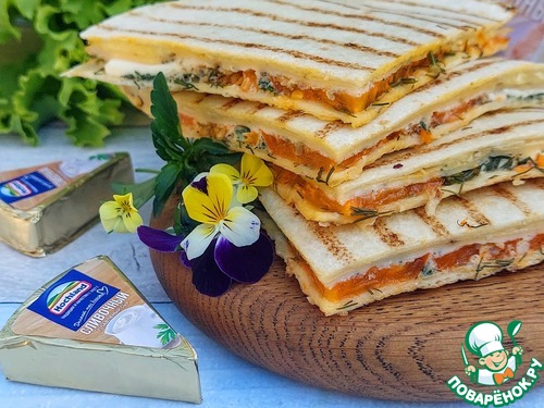 Тортилья с яйцами, сыром и помидорами