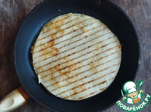 Тортилья с яйцами, сыром и помидорами