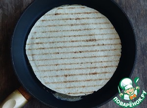 Тортилья с яйцами, сыром и помидорами