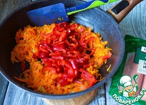 Разборный пирог с сосисками и овощами