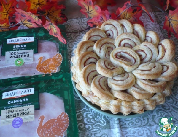 Слоеный пирог с беконом и ветчиной