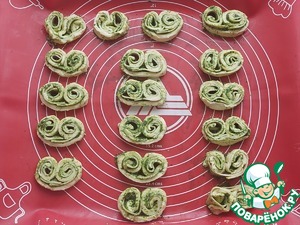 Слоёные ушки с ветчиной и шпинатом