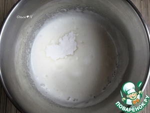 Белковый бисквитный рулет с хурмой Белковый бисквитный рулет с хурмой