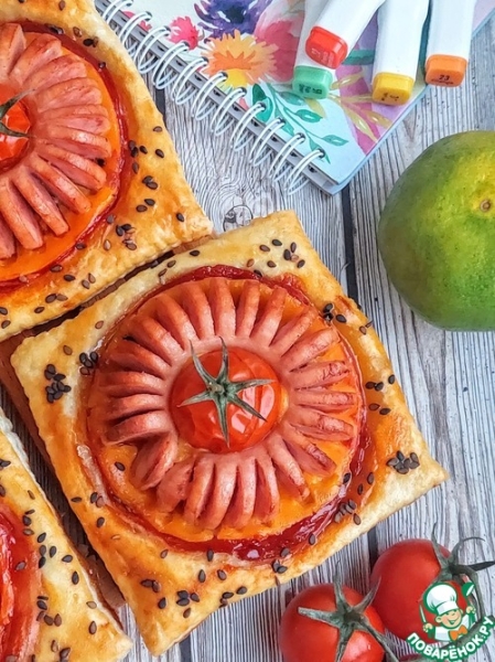 Слойки с сосисками и плавленым сыром Слойки с сосисками и плавленым сыром